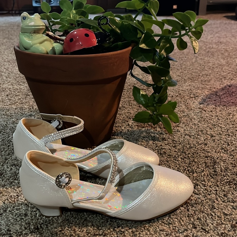 Dress shoes w rhinestones for little girls